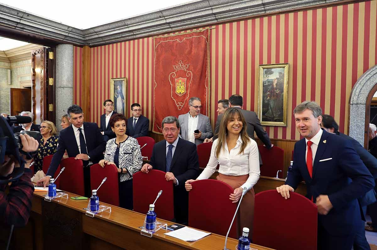 Fotos: Pleno de constitución del Ayuntamiento de Burgos en el que ha sido investido como alcalde Daniel de la Rosa (PSOE)