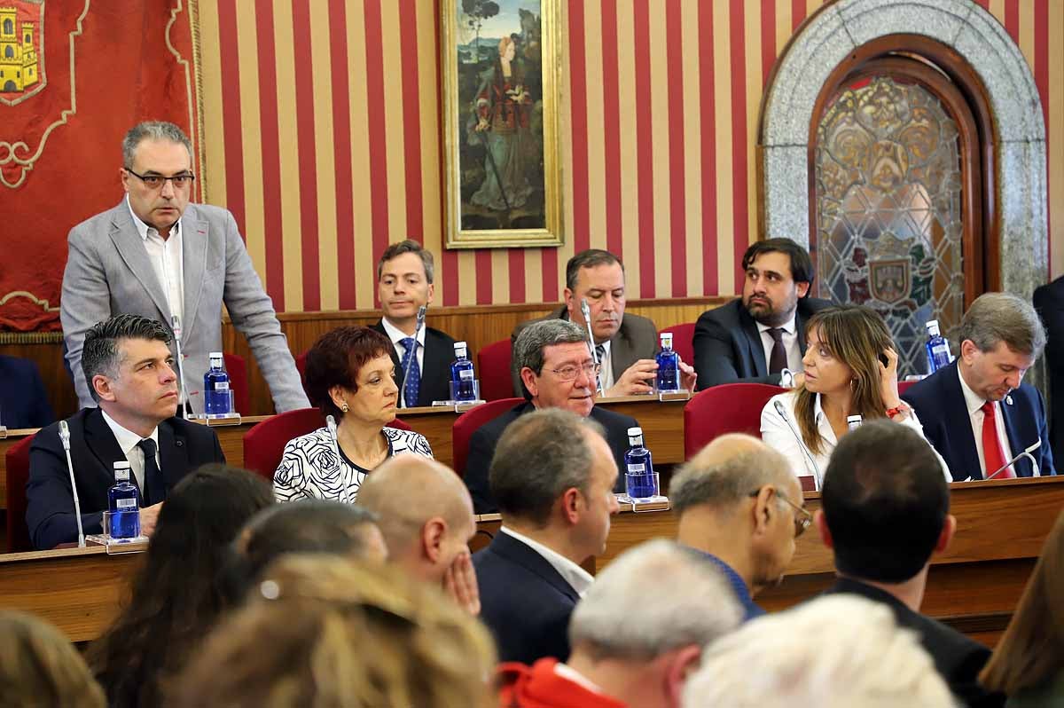 Fotos: Pleno de constitución del Ayuntamiento de Burgos en el que ha sido investido como alcalde Daniel de la Rosa (PSOE)