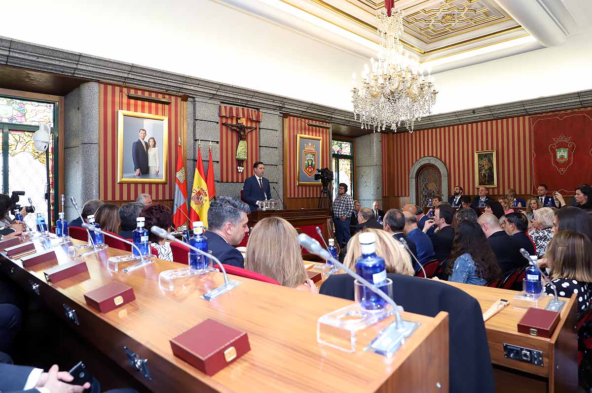 Fotos: Pleno de constitución del Ayuntamiento de Burgos en el que ha sido investido como alcalde Daniel de la Rosa (PSOE)