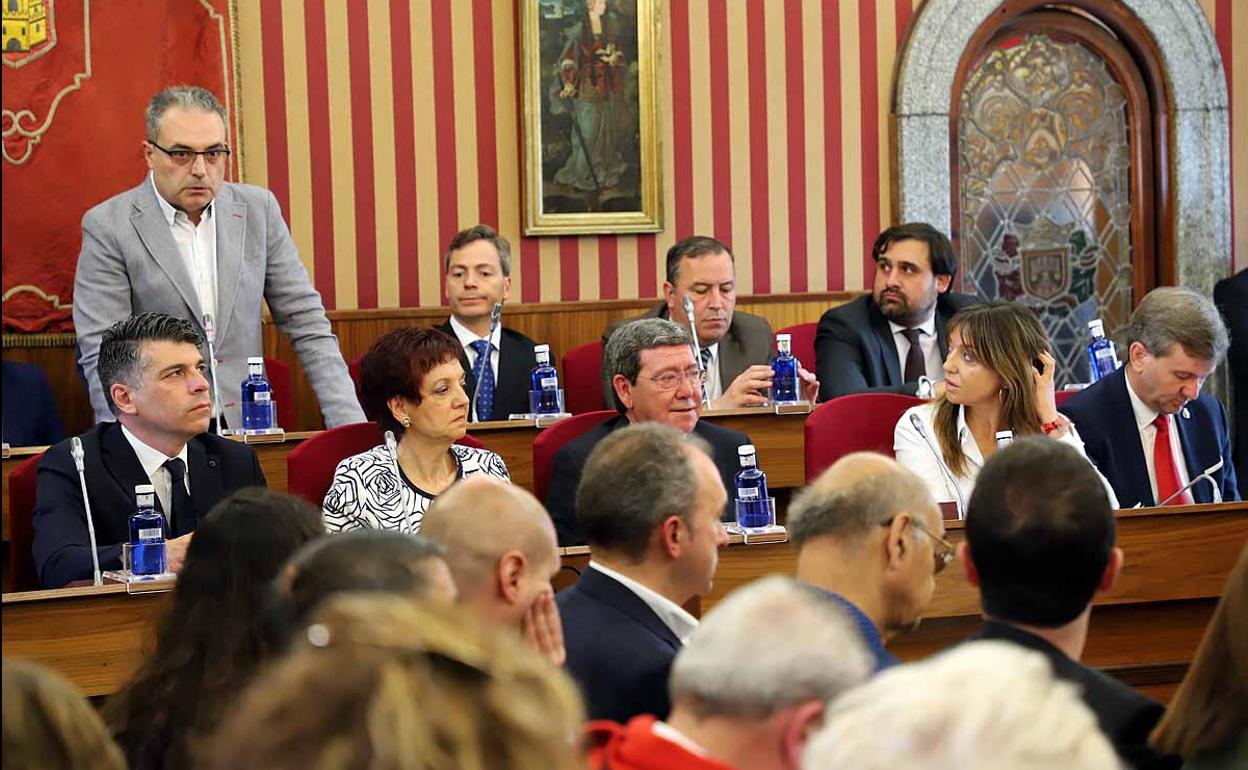 Imagen de Ángel Martín durante su intervención en el pleno