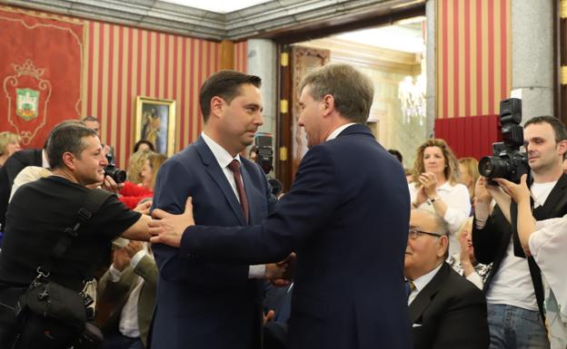 De la Rosa recibe la enhorabuena de Javier Lacalle