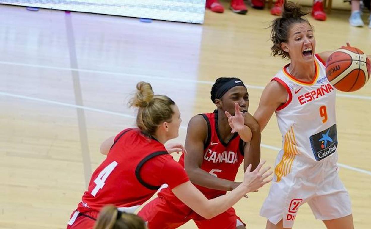 Laia Palau, luchando por un balón. 