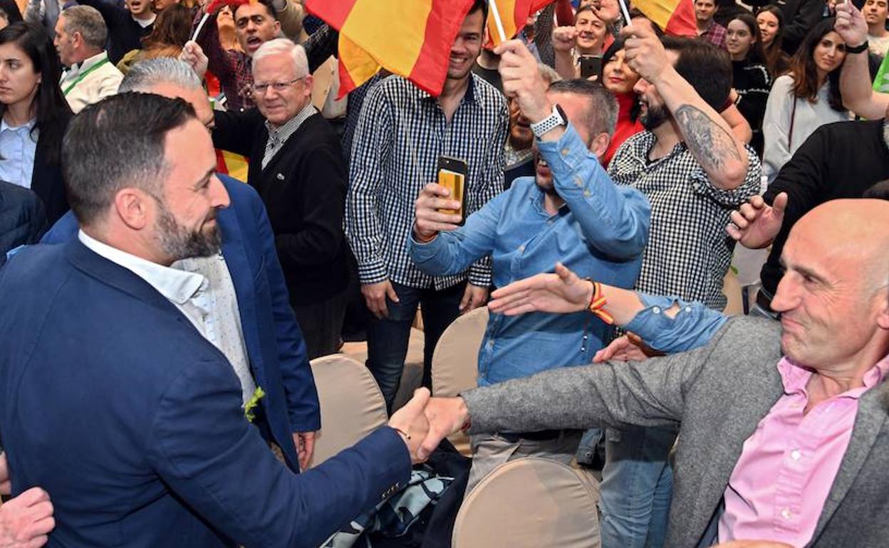 El presidente provincial de Vox, Santiago Abascal, saluda a una de las personas que acudió al mitin que lideró el pasado 14 de abril.