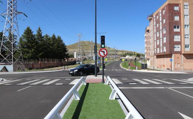 Señal que prohíbe el giro a la izquierda hacia la avenida de Costa Rica.