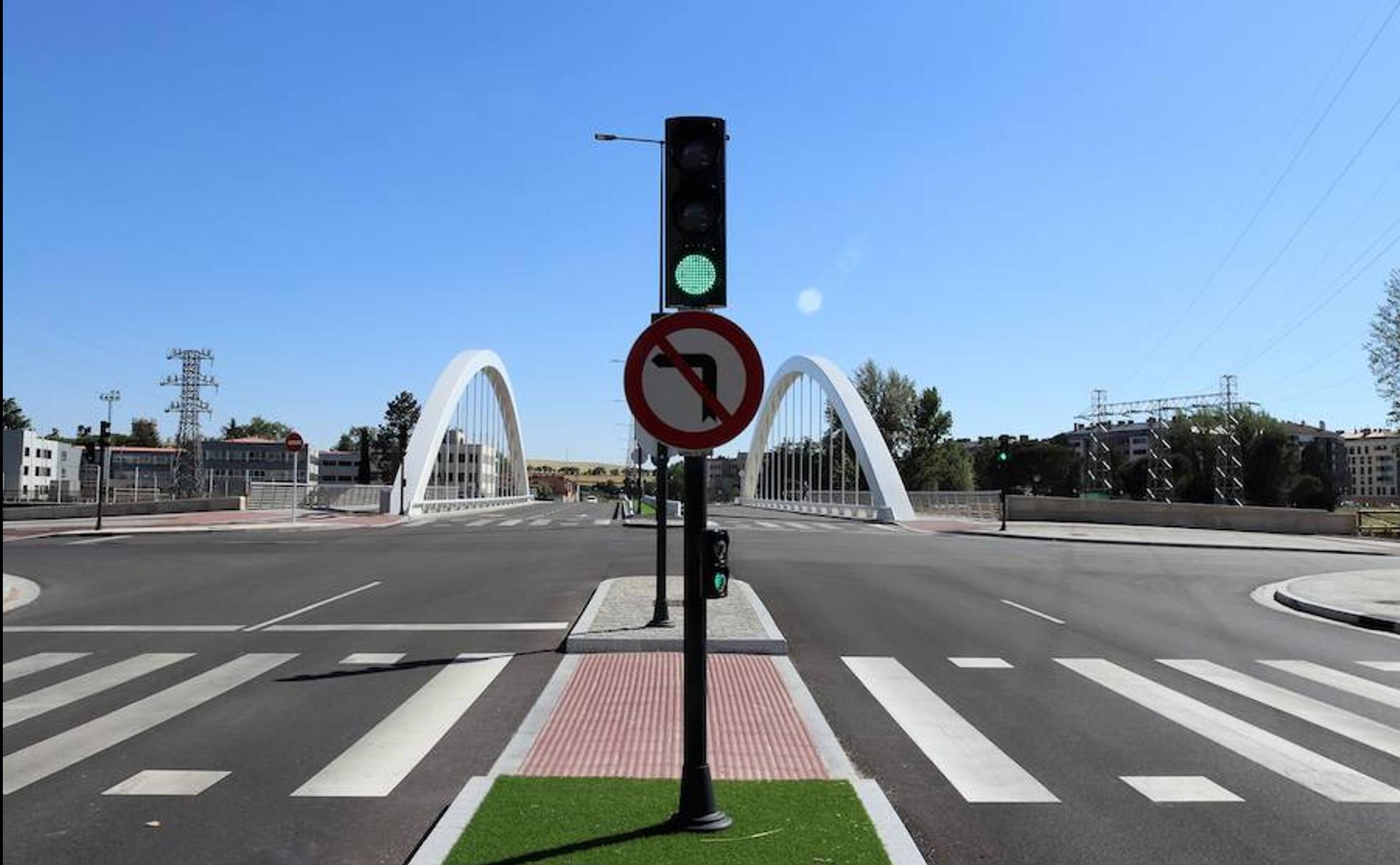 Señal que prohíbe el giro a la izquierda hacia el paseo de las Fuentecillas.