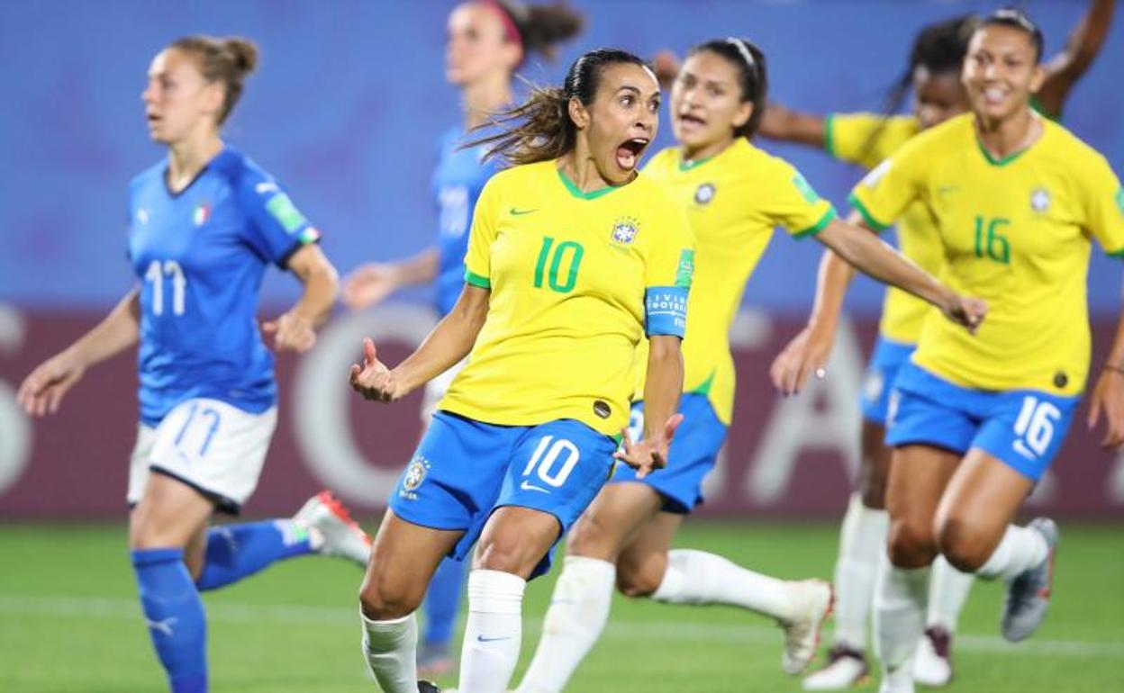 La brasileña Marta celebra su gol a Italia.