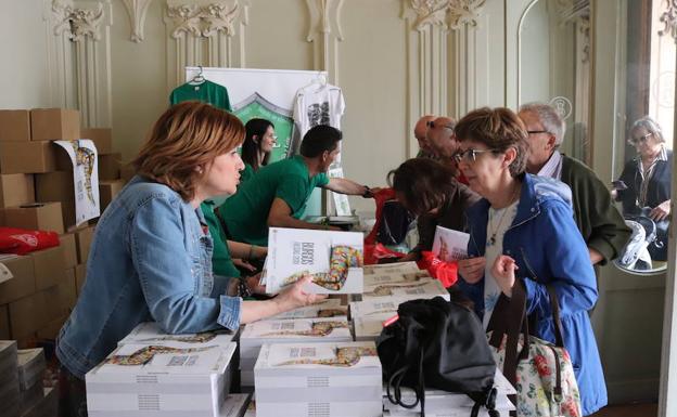 Imagen principal - Las primeras colas se han formado en torno al Teatro Principal y el Ayuntamiento.