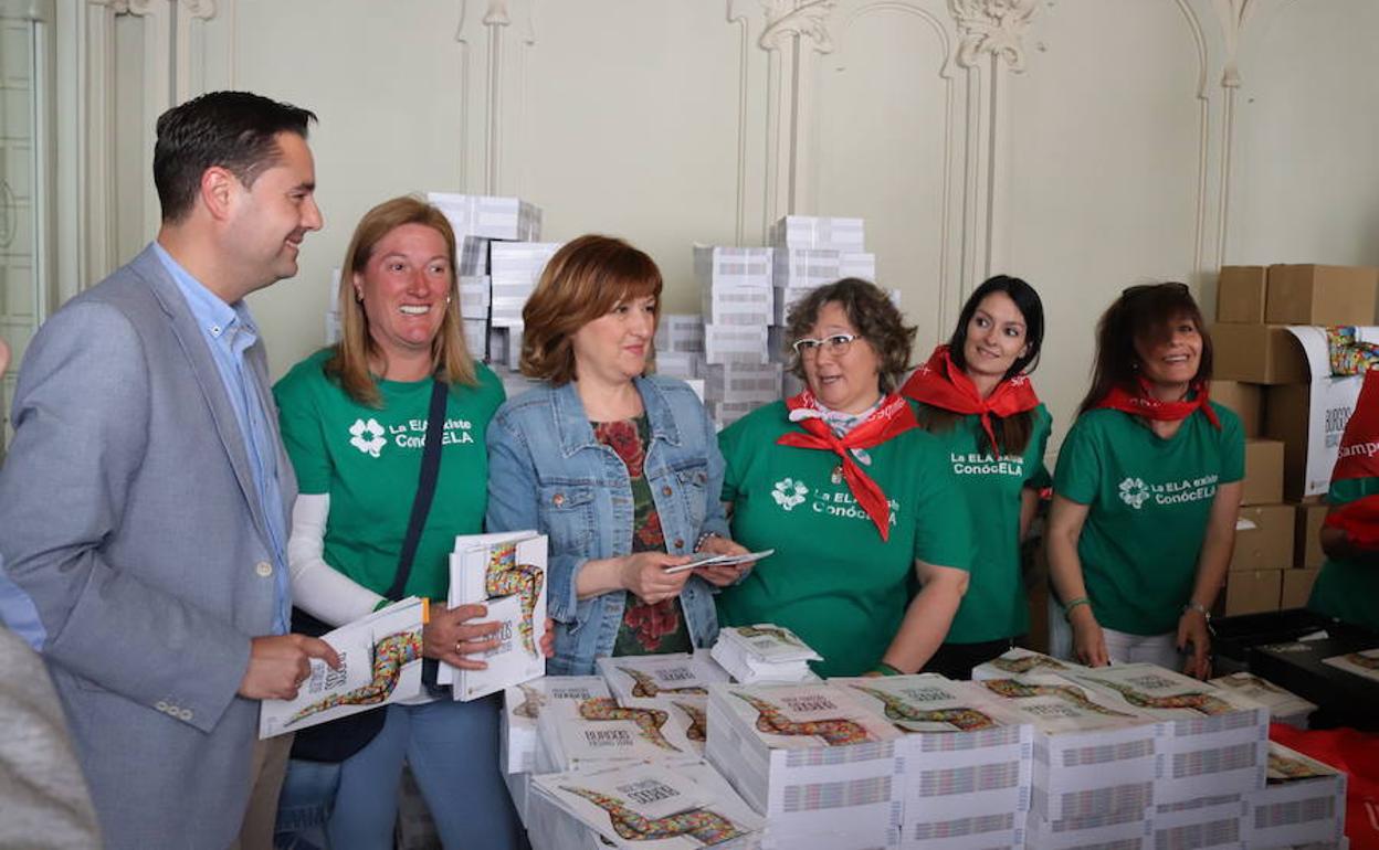 El alcalde de Burgos, Daniel de la Rosa, charla con las encargadas de repartir los programas y los pañuelos de las fiestas mayores en el Teatro Principal.