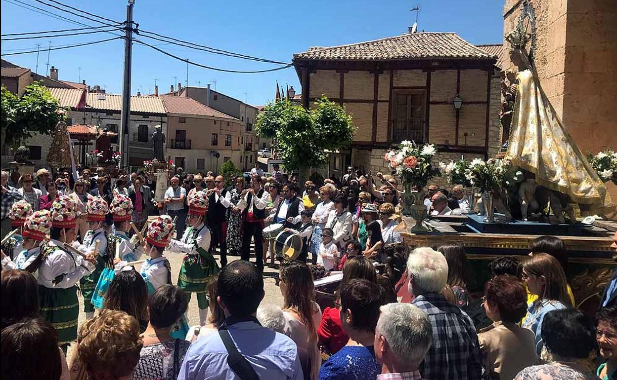 Imagen de la procesión de la Virgen de Nava en Fuentelcésped. 