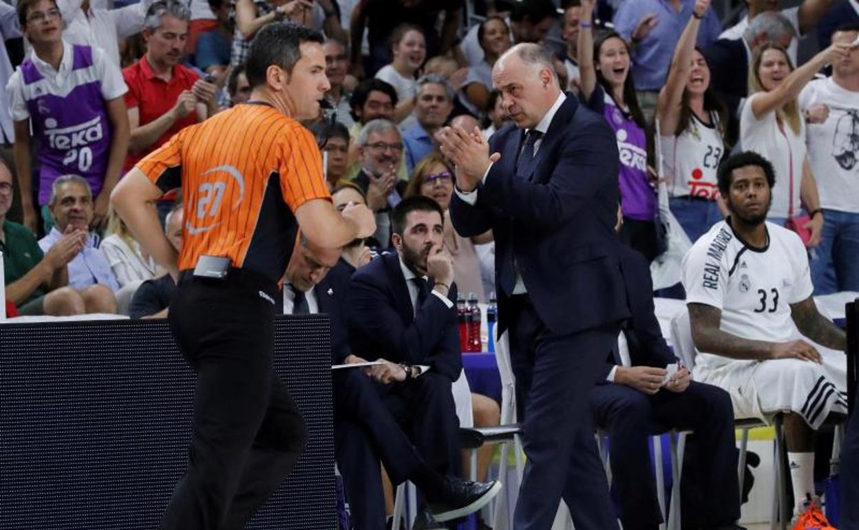 Pablo Laso aplaude en el Palau Blaugrana durante la final contra el Barça.