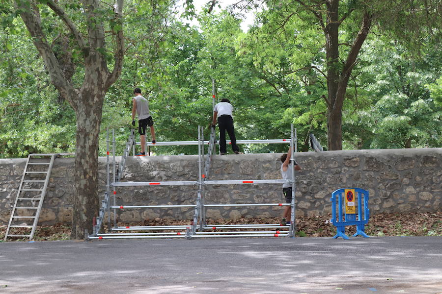 El Parque del Parral se ha llenado ya de carpas, escaleras, contenedores y demás soportes para la celebración de la fiesta popular de El Curpillos