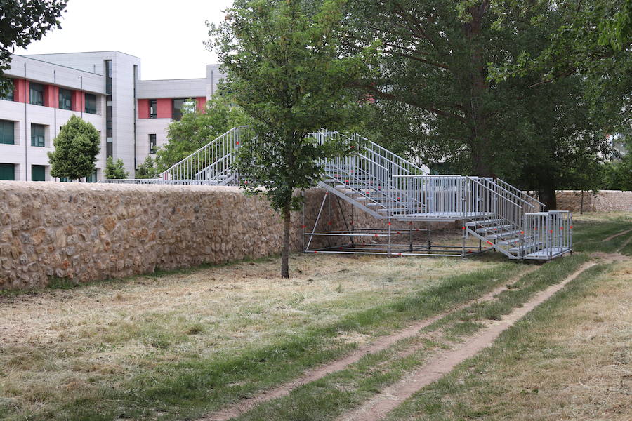 El Parque del Parral se ha llenado ya de carpas, escaleras, contenedores y demás soportes para la celebración de la fiesta popular de El Curpillos