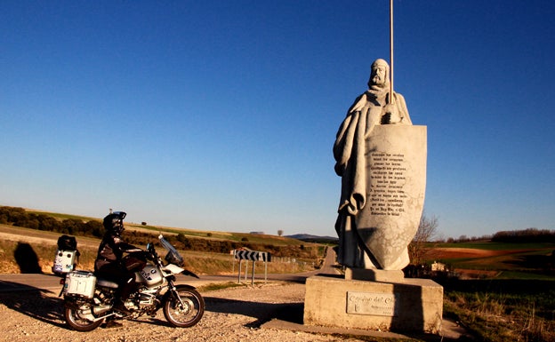 Un motorista ante la estatua del Cid. 
