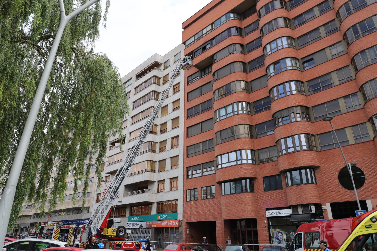 Los bomberos han tenido que intervenir en un incendio ocurrido en una vivienda del número 14 de la Avenida de Reyes Católicos