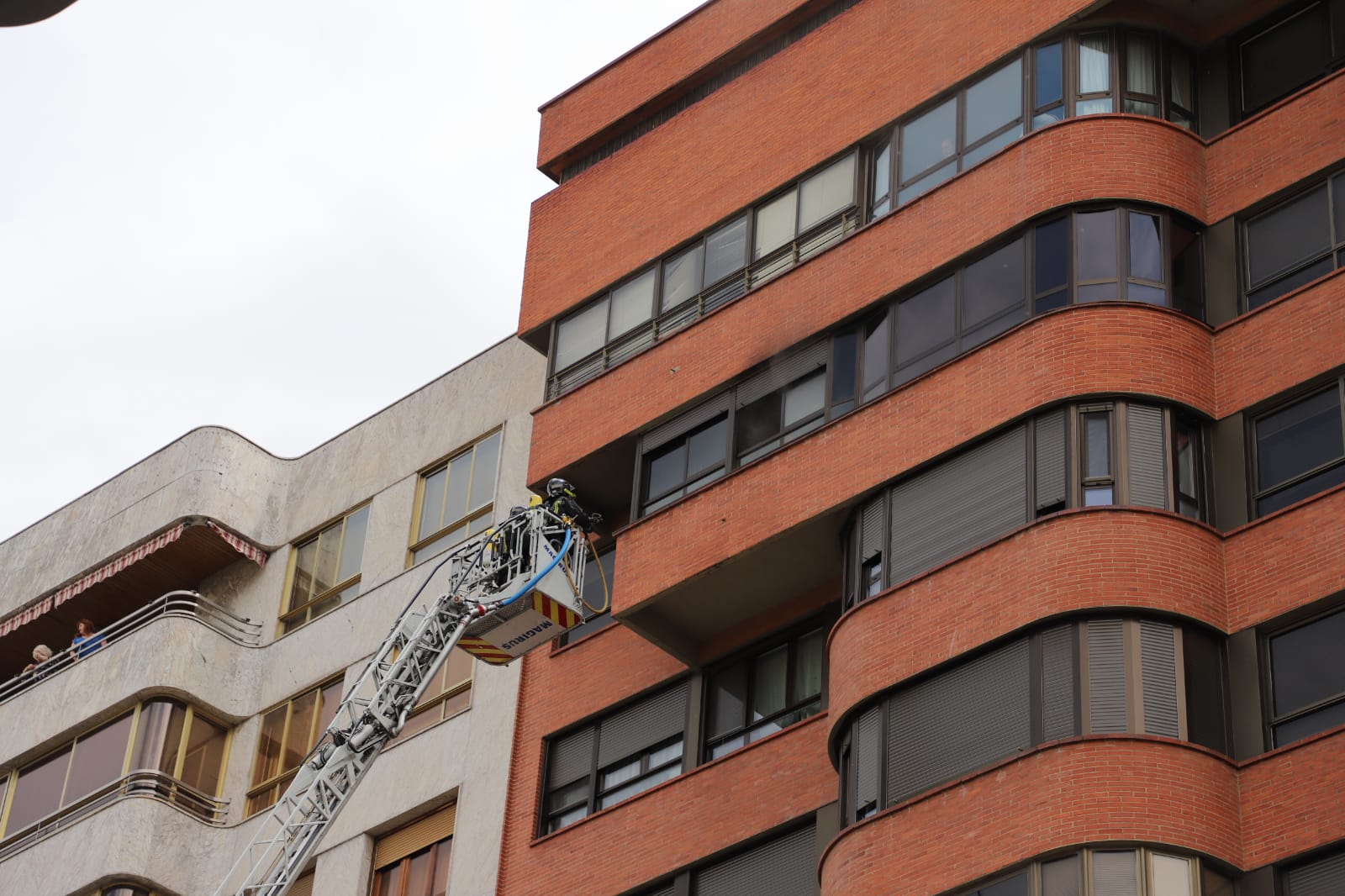 Los bomberos han tenido que intervenir en un incendio ocurrido en una vivienda del número 14 de la Avenida de Reyes Católicos