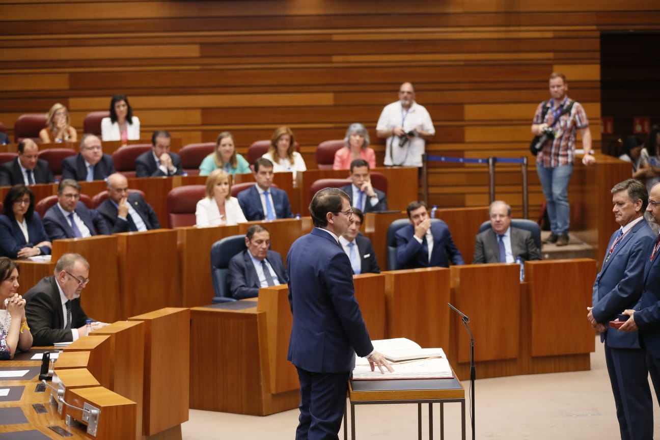 El procurador electo de Ciudadanos Luis Fuentes es proclamado presidente de la institución regiona en su décima legislatura