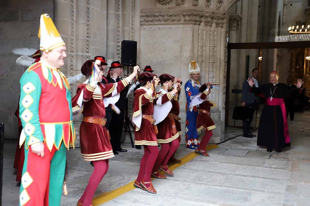 El Monasterio Real de las Huelgas ha acogido, un año más, la celebración del Curpillos, con procesión por las calles del barrio con el pendón de las Navas de Tolosa