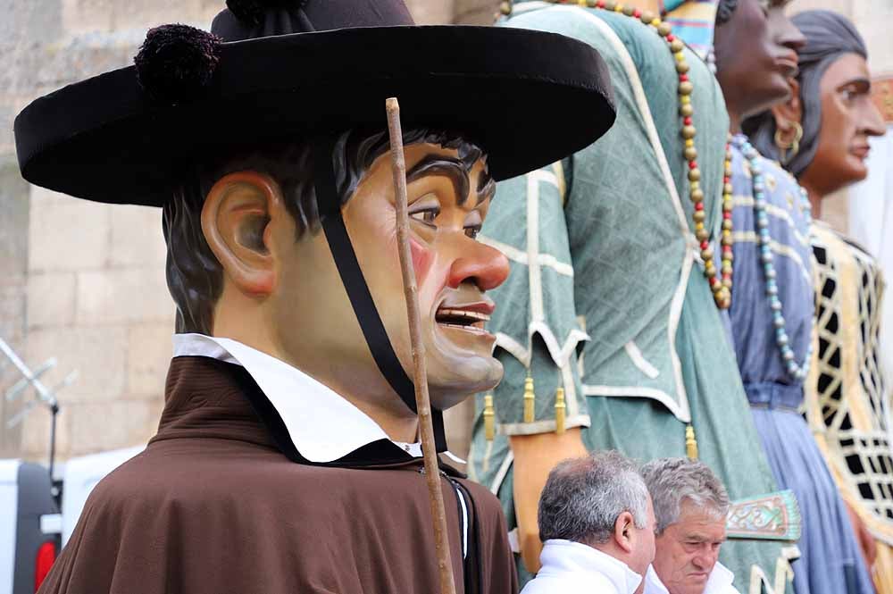 El Monasterio Real de las Huelgas ha acogido, un año más, la celebración del Curpillos, con procesión por las calles del barrio con el pendón de las Navas de Tolosa