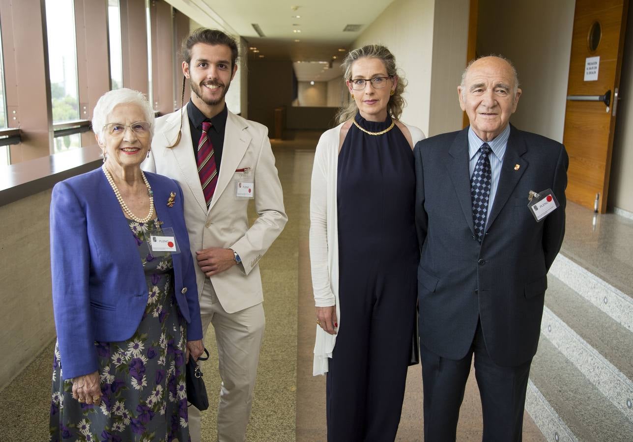 Luisy Rodríguez, Íñigo Fuentes, María Eugenia Rivera y Marcial Fuentes, los padres, esposa e hijo de Luis Fuentes, presidente de la Cortes. 