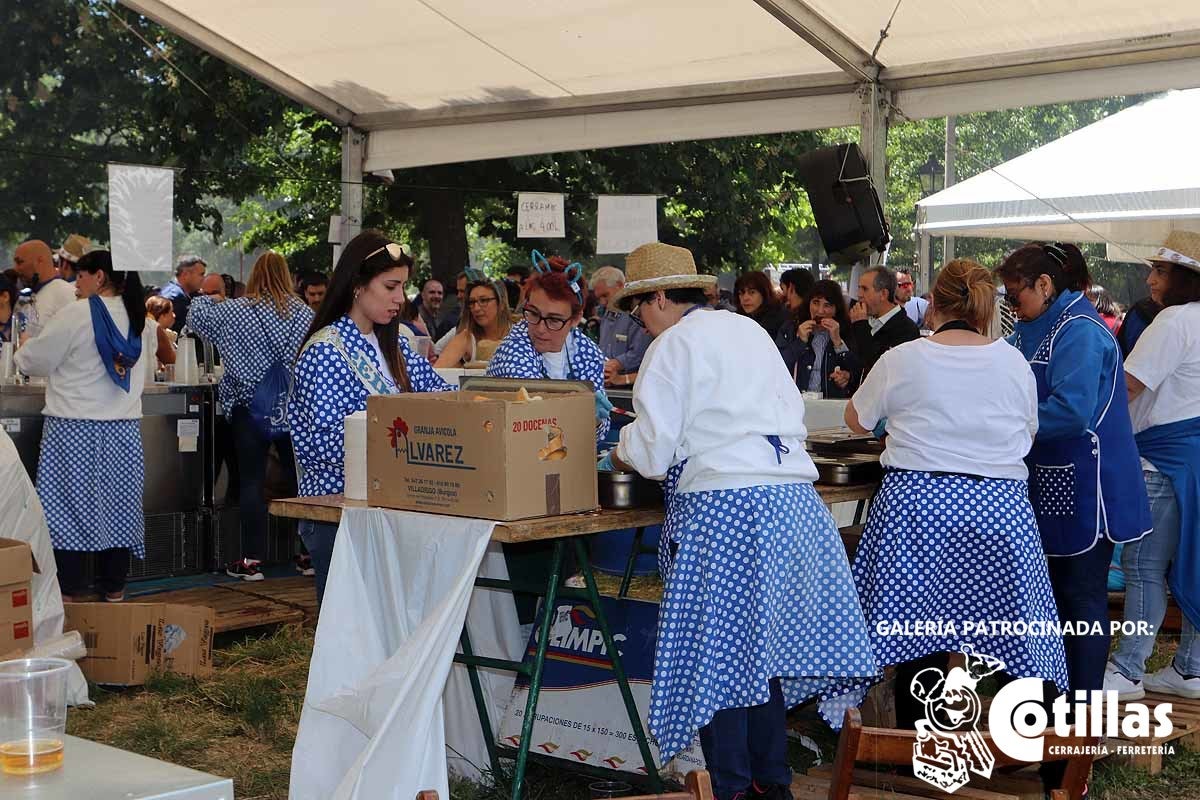 La mañana amanecía nublada y húmeda pero el día ha levantado y el Parque del Parral se ha llenado de burgaleses y amigos para celebrar la Festividad del Curpillos entre las carpas de las peñas