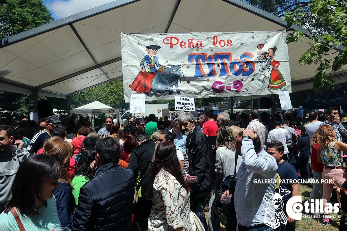 La mañana amanecía nublada y húmeda pero el día ha levantado y el Parque del Parral se ha llenado de burgaleses y amigos para celebrar la Festividad del Curpillos entre las carpas de las peñas