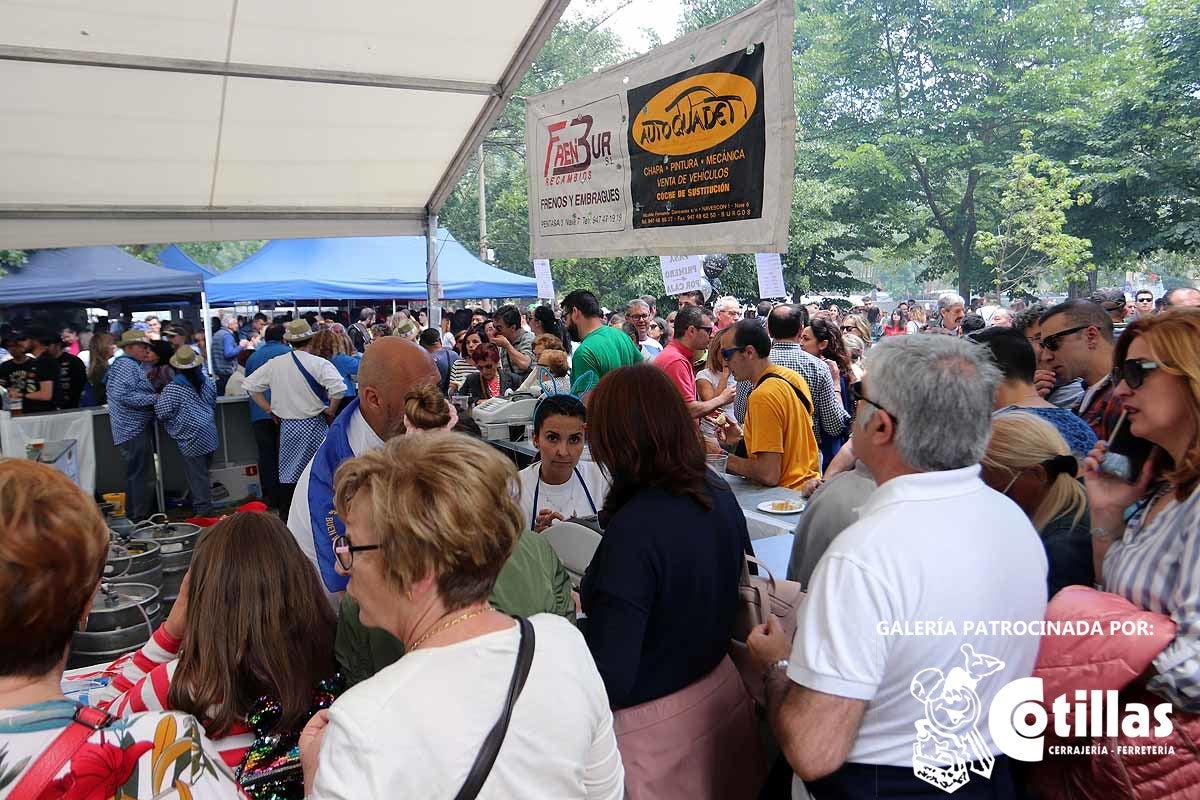 La mañana amanecía nublada y húmeda pero el día ha levantado y el Parque del Parral se ha llenado de burgaleses y amigos para celebrar la Festividad del Curpillos entre las carpas de las peñas