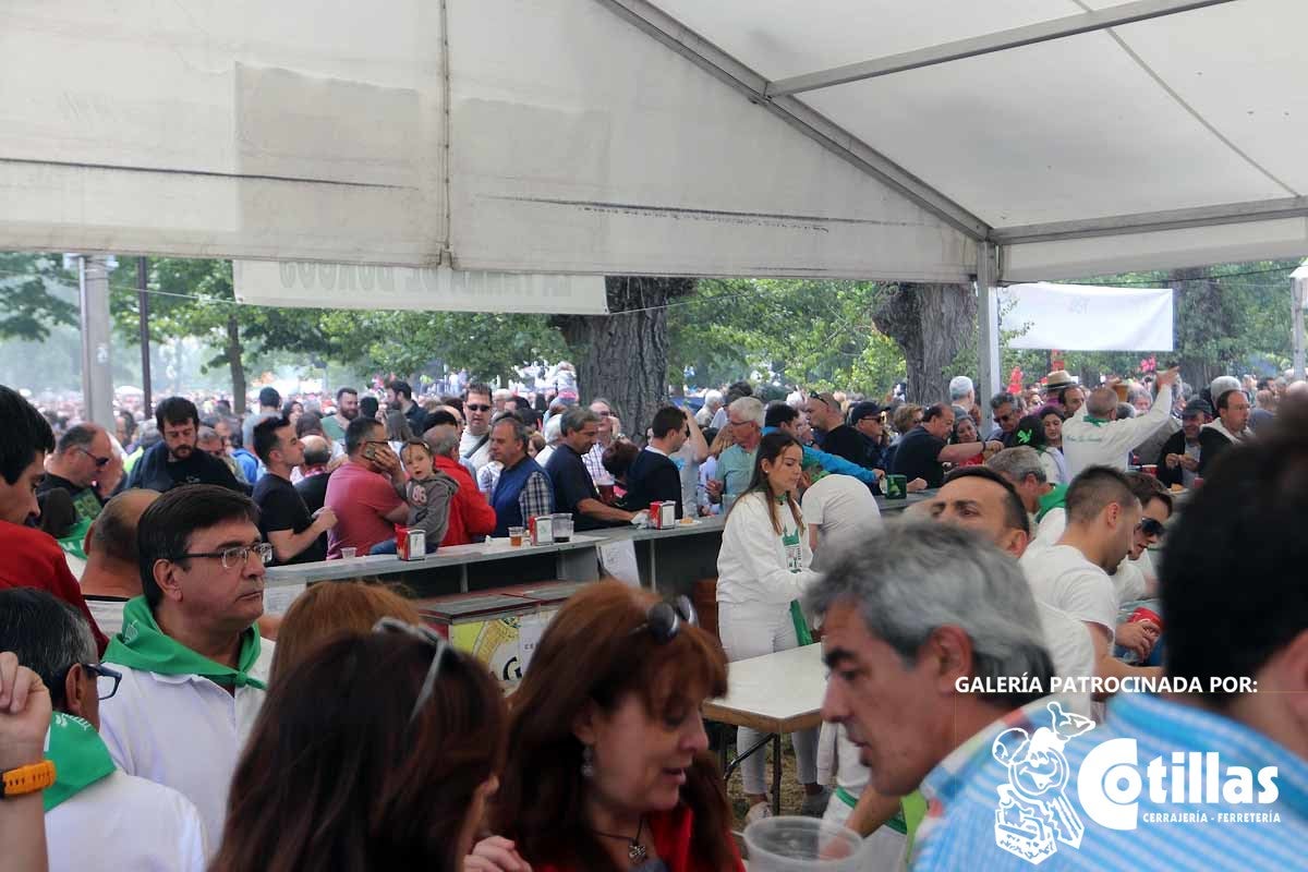 La mañana amanecía nublada y húmeda pero el día ha levantado y el Parque del Parral se ha llenado de burgaleses y amigos para celebrar la Festividad del Curpillos entre las carpas de las peñas