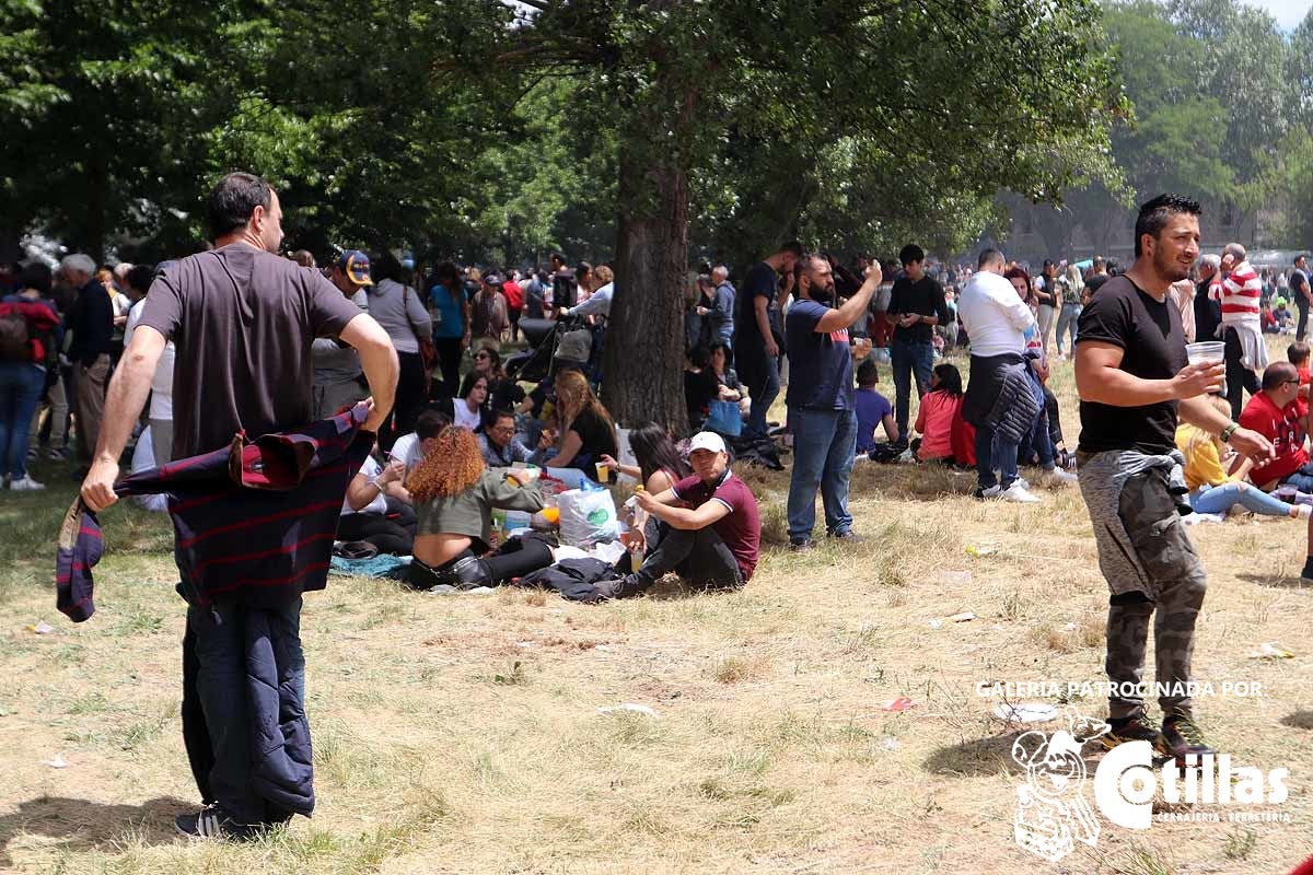 La mañana amanecía nublada y húmeda pero el día ha levantado y el Parque del Parral se ha llenado de burgaleses y amigos para celebrar la Festividad del Curpillos entre las carpas de las peñas