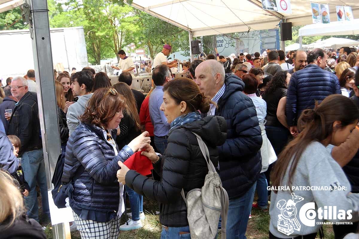 La mañana amanecía nublada y húmeda pero el día ha levantado y el Parque del Parral se ha llenado de burgaleses y amigos para celebrar la Festividad del Curpillos entre las carpas de las peñas