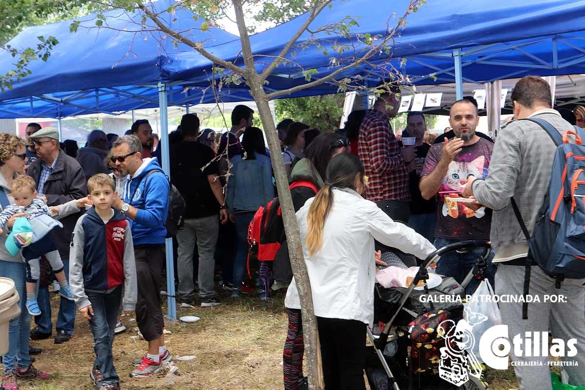 La mañana amanecía nublada y húmeda pero el día ha levantado y el Parque del Parral se ha llenado de burgaleses y amigos para celebrar la Festividad del Curpillos entre las carpas de las peñas