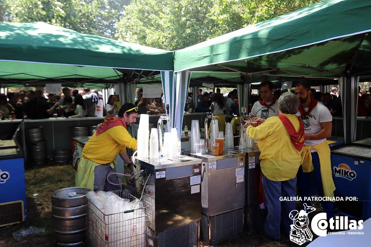 La mañana amanecía nublada y húmeda pero el día ha levantado y el Parque del Parral se ha llenado de burgaleses y amigos para celebrar la Festividad del Curpillos entre las carpas de las peñas