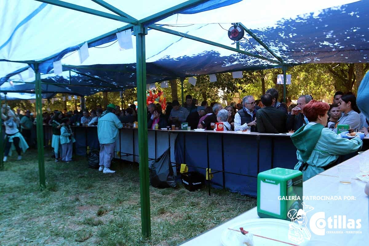 La mañana amanecía nublada y húmeda pero el día ha levantado y el Parque del Parral se ha llenado de burgaleses y amigos para celebrar la Festividad del Curpillos entre las carpas de las peñas