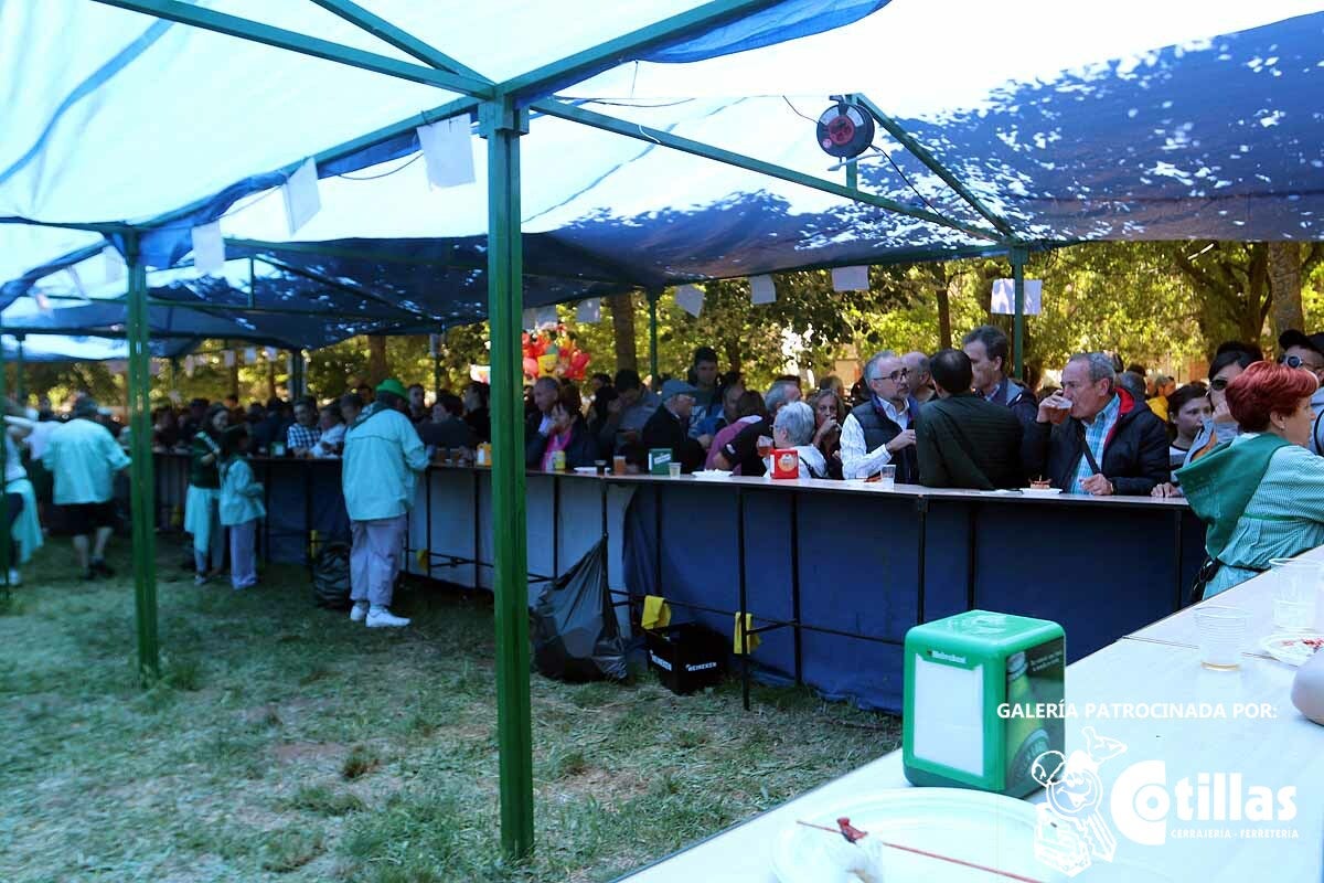 La mañana amanecía nublada y húmeda pero el día ha levantado y el Parque del Parral se ha llenado de burgaleses y amigos para celebrar la Festividad del Curpillos entre las carpas de las peñas