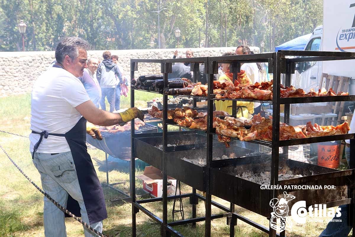 La mañana amanecía nublada y húmeda pero el día ha levantado y el Parque del Parral se ha llenado de burgaleses y amigos para celebrar la Festividad del Curpillos entre las carpas de las peñas