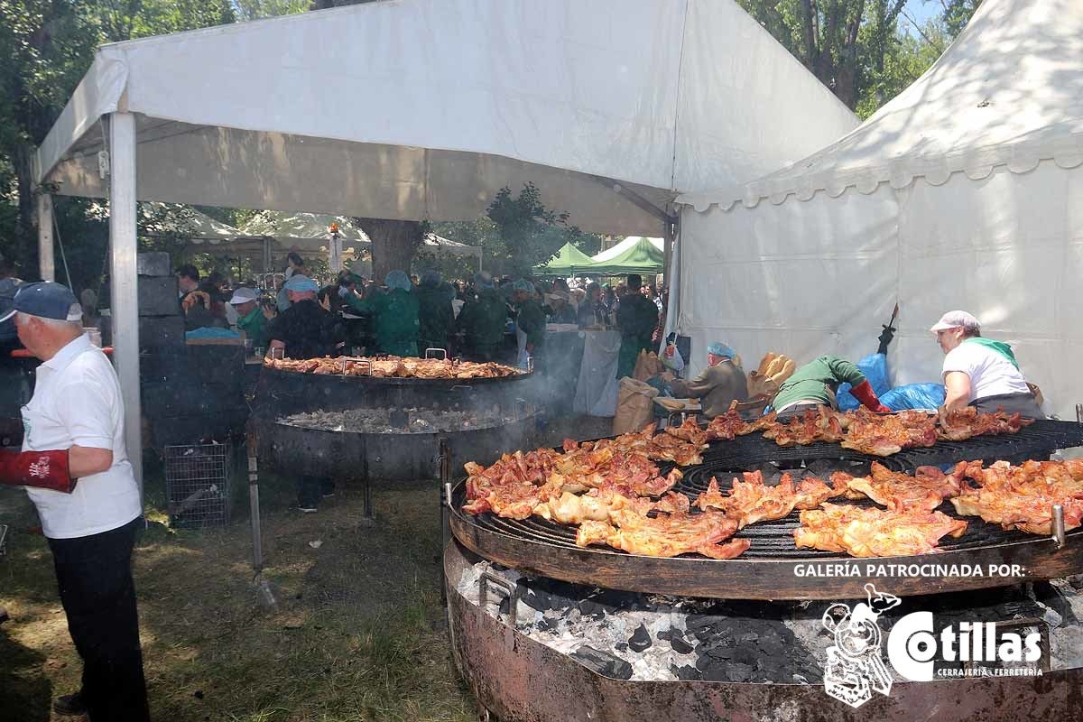 La mañana amanecía nublada y húmeda pero el día ha levantado y el Parque del Parral se ha llenado de burgaleses y amigos para celebrar la Festividad del Curpillos entre las carpas de las peñas