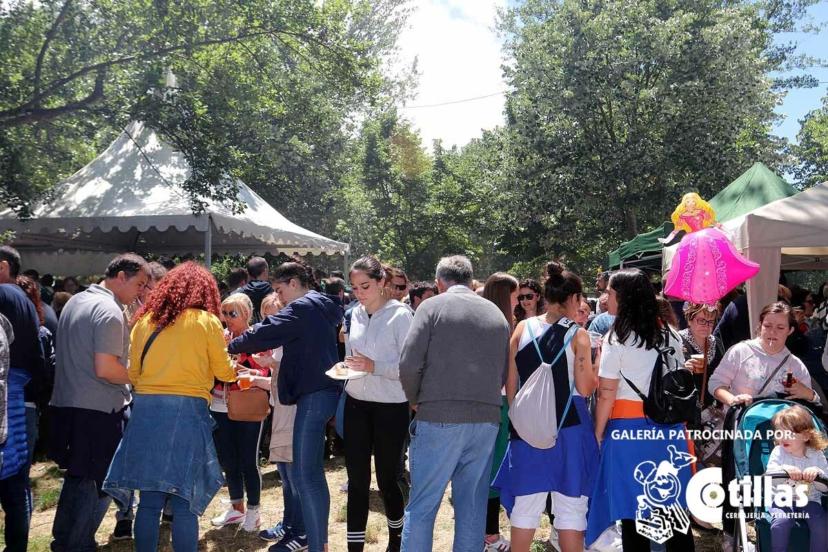 La mañana amanecía nublada y húmeda pero el día ha levantado y el Parque del Parral se ha llenado de burgaleses y amigos para celebrar la Festividad del Curpillos entre las carpas de las peñas