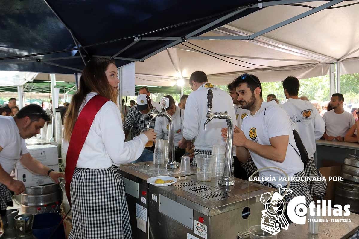 La mañana amanecía nublada y húmeda pero el día ha levantado y el Parque del Parral se ha llenado de burgaleses y amigos para celebrar la Festividad del Curpillos entre las carpas de las peñas