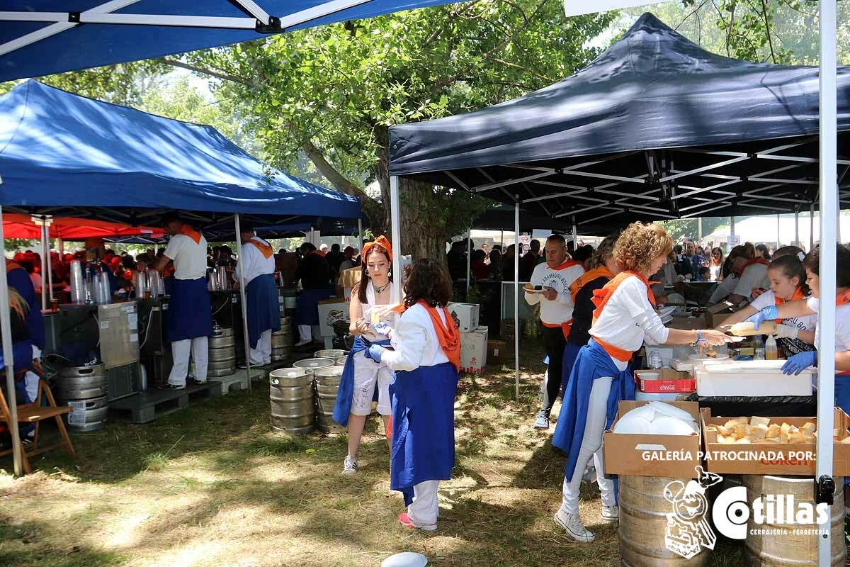 La mañana amanecía nublada y húmeda pero el día ha levantado y el Parque del Parral se ha llenado de burgaleses y amigos para celebrar la Festividad del Curpillos entre las carpas de las peñas