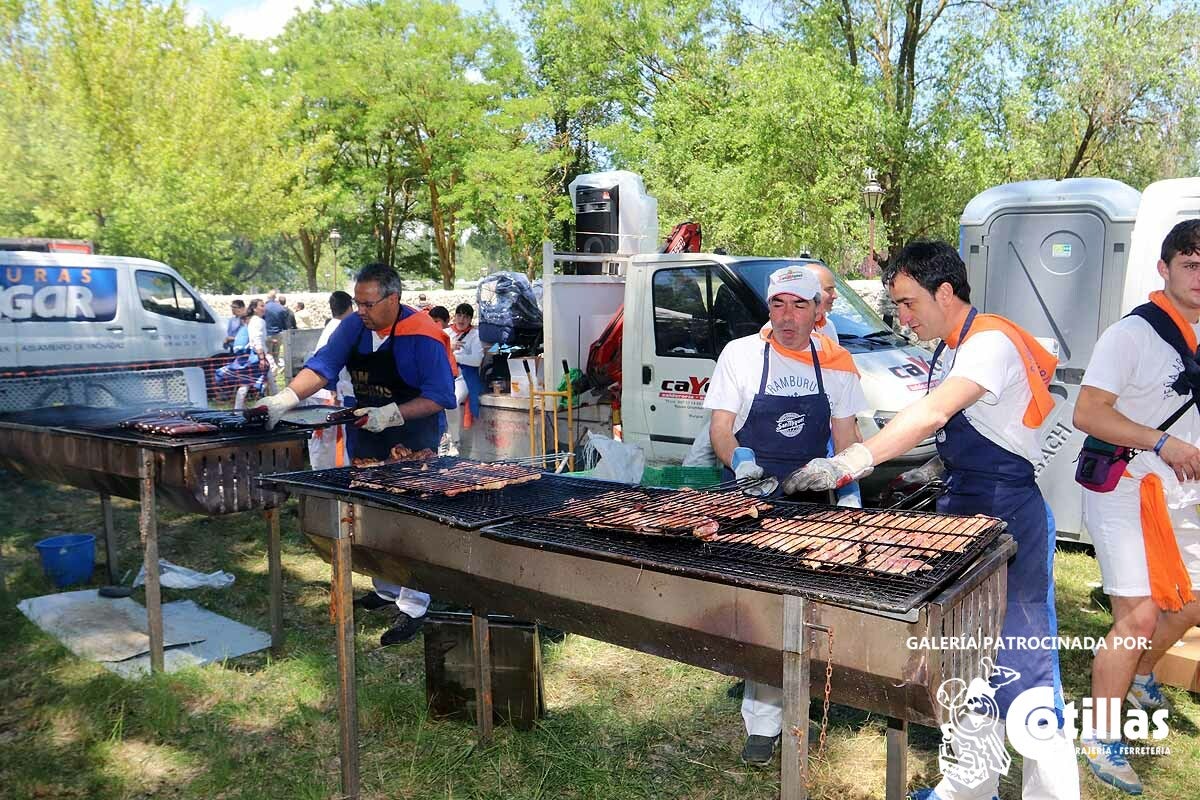 La mañana amanecía nublada y húmeda pero el día ha levantado y el Parque del Parral se ha llenado de burgaleses y amigos para celebrar la Festividad del Curpillos entre las carpas de las peñas