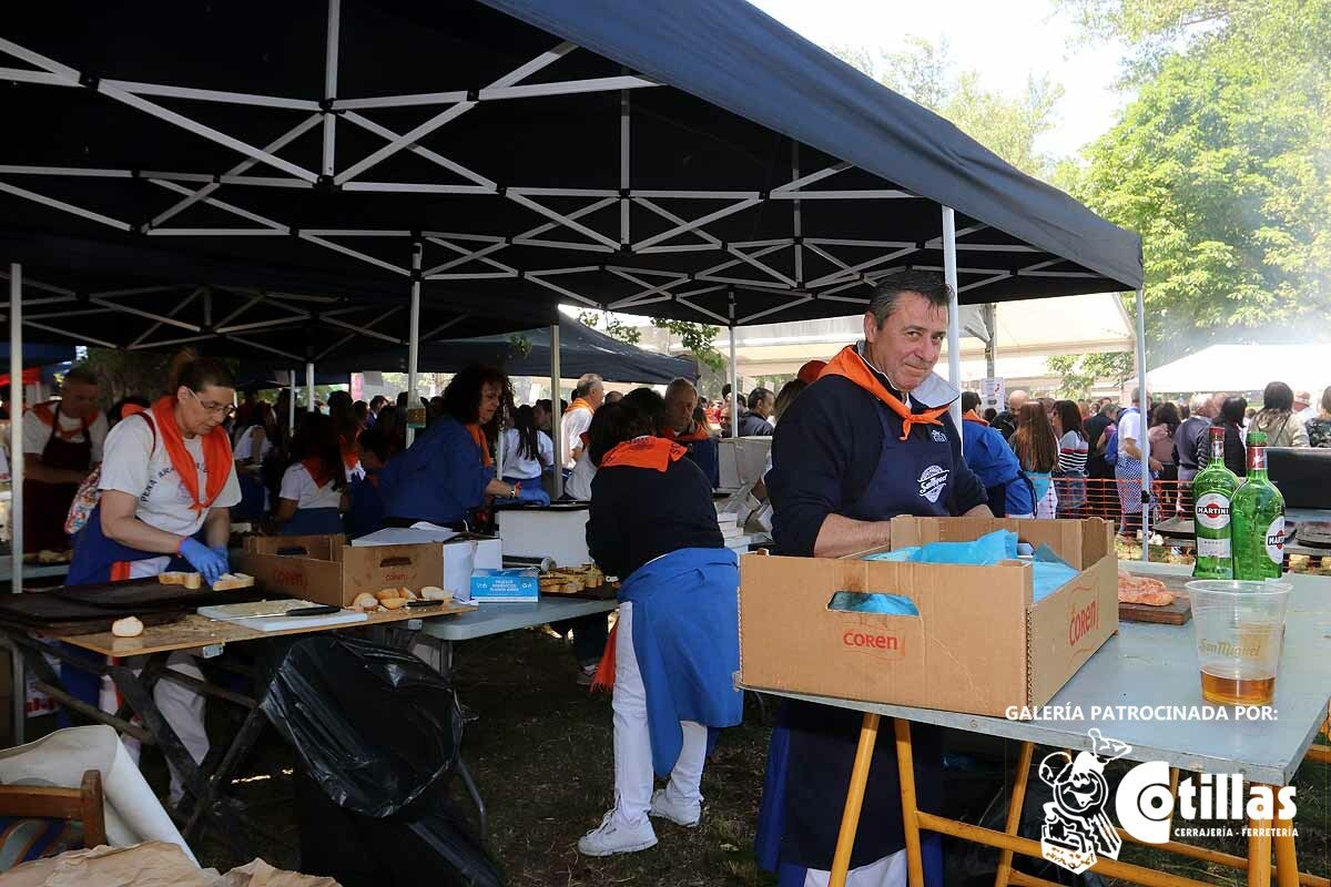 La mañana amanecía nublada y húmeda pero el día ha levantado y el Parque del Parral se ha llenado de burgaleses y amigos para celebrar la Festividad del Curpillos entre las carpas de las peñas