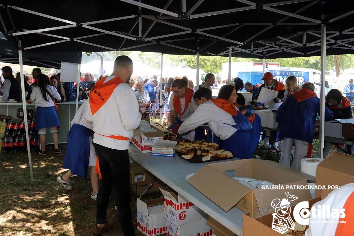 La mañana amanecía nublada y húmeda pero el día ha levantado y el Parque del Parral se ha llenado de burgaleses y amigos para celebrar la Festividad del Curpillos entre las carpas de las peñas