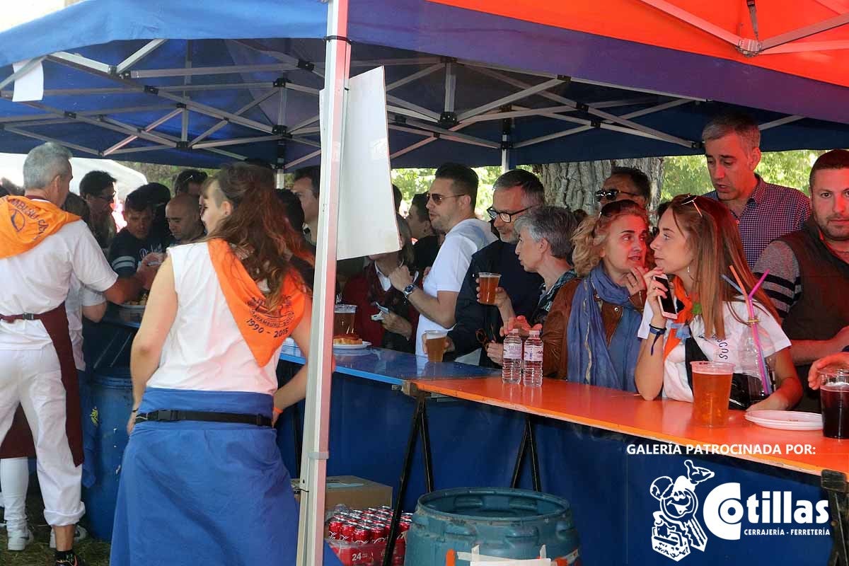 La mañana amanecía nublada y húmeda pero el día ha levantado y el Parque del Parral se ha llenado de burgaleses y amigos para celebrar la Festividad del Curpillos entre las carpas de las peñas