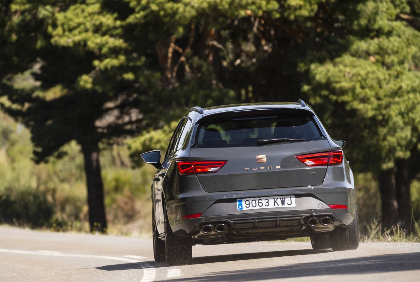 Seat comercializa una serie limitada a 300 unidades del nuevo León ST Cupra R, con 300 caballos de potencia, tracción a las cuatro ruedas y caja de cambios automática DSG de siete relaciones.