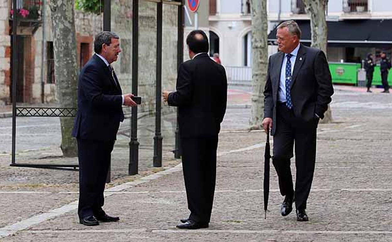 César Rico, acompañado de Ángel Guerra, saluda a Lorenzo Rodríguez