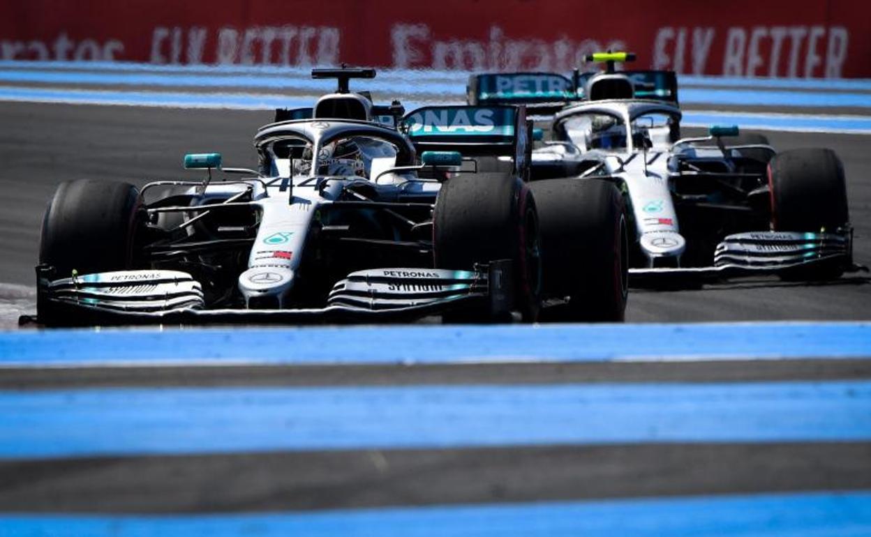 Lewis Hamilton (i) y Valteri Bottas (d) en el circuito Paul Ricard.