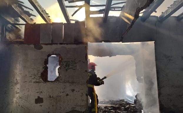 Imagen principal - Los bomberos han tenido que intervenir en un fuego ocurrido en una vivienda sin habitar en Pisones