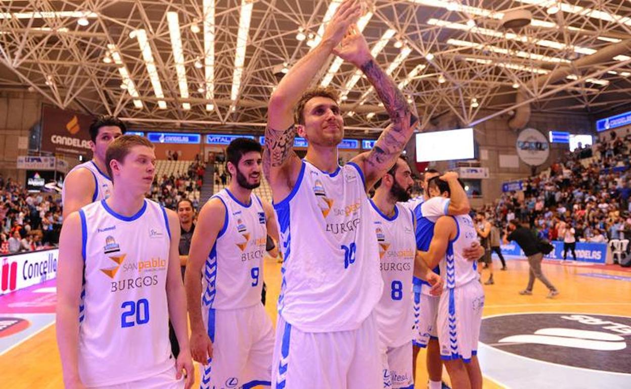 Los jugadores del San Pablo felicitan al público por su apoyo, tras su victoria ante el Lugo. 