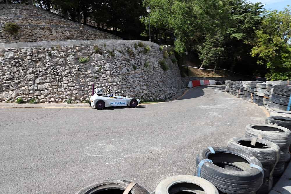 38 pilotos de toda España compiten por ser el más rápido con su coche de inercia en la sexta edición de la Hiperbaric Challenge, una prueba que pretende despertar una vocación tecnológica en sus participantes