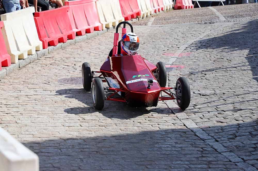 38 pilotos de toda España compiten por ser el más rápido con su coche de inercia en la sexta edición de la Hiperbaric Challenge, una prueba que pretende despertar una vocación tecnológica en sus participantes