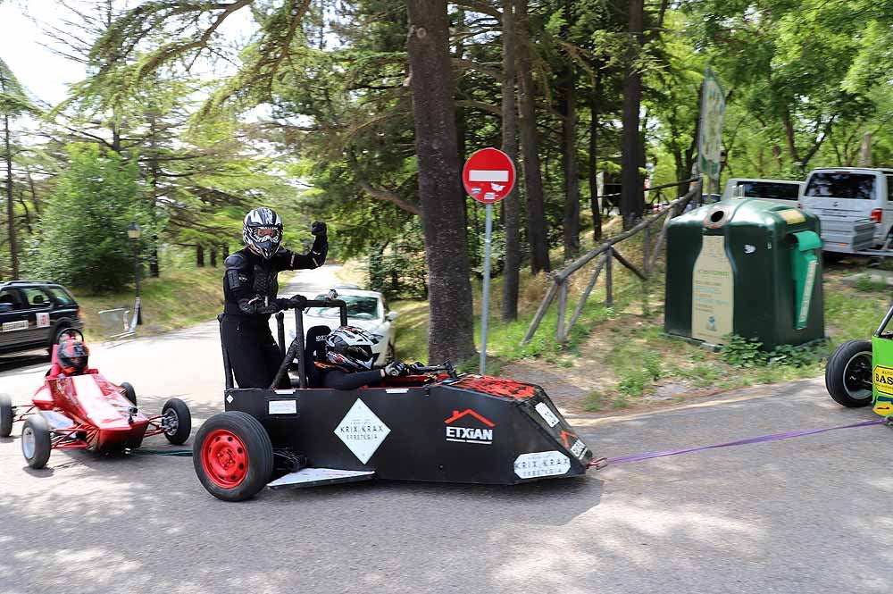 38 pilotos de toda España compiten por ser el más rápido con su coche de inercia en la sexta edición de la Hiperbaric Challenge, una prueba que pretende despertar una vocación tecnológica en sus participantes